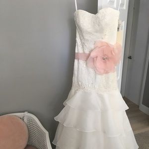 Brand new wedding dress. Size 8, color Ivory